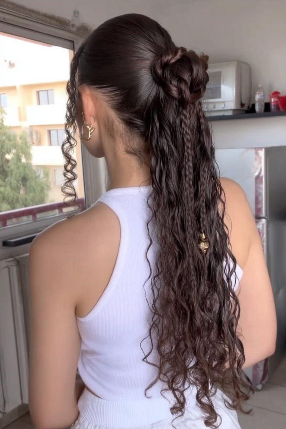 Texturierte Locken mit Haarschmuck