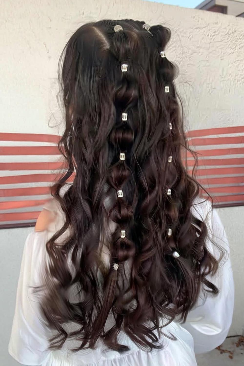 Verspielte Half-Up Bubble-Frisur