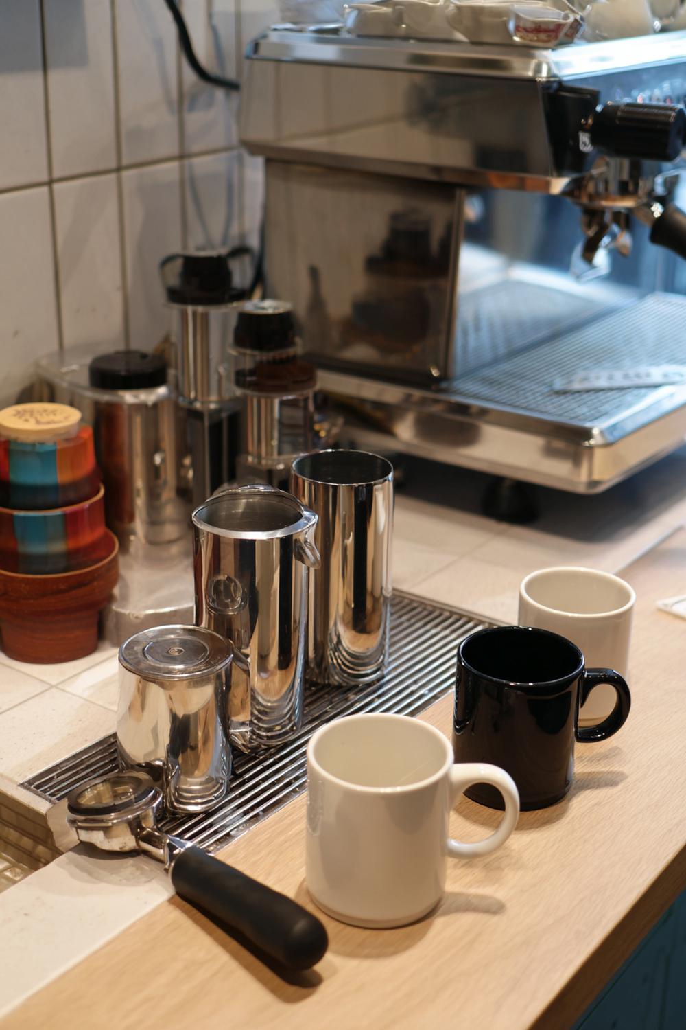 17. Kaffeeecke als Latte-Art-Station mit Tampermatte und Milchkännchen-Reihe