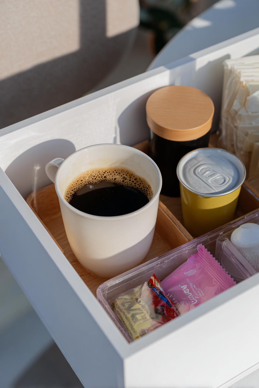 19. Kaffeeecke mit integrierter Snack-Schublade und Kapsel-Organizer aus Holz