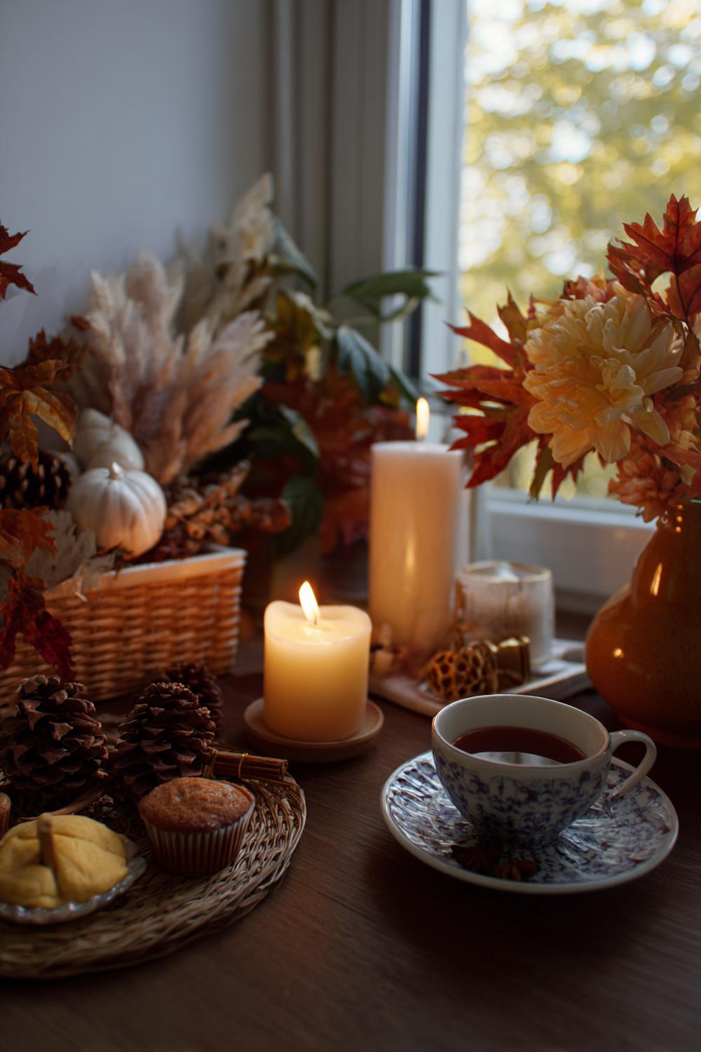 20. Kaffeeecke mit saisonaler Deko: Herbstgewürze und warmes Kerzenlicht
