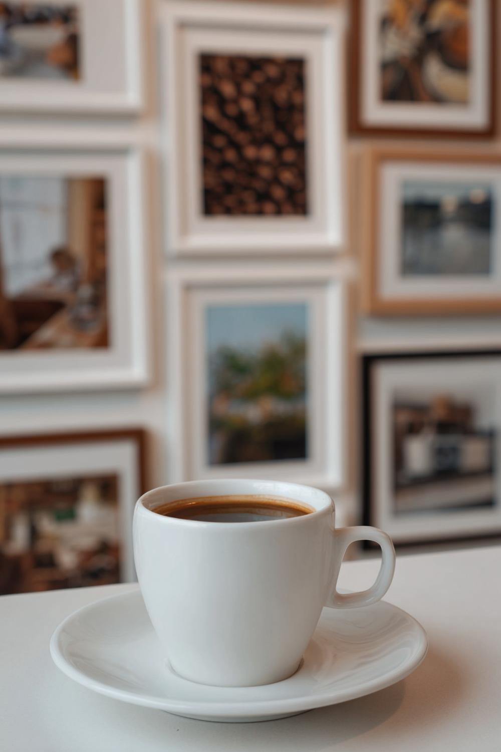 21. Kaffeeecke mit Bilderwand aus Kaffee-Fotografien und einheitlichen Rahmen
