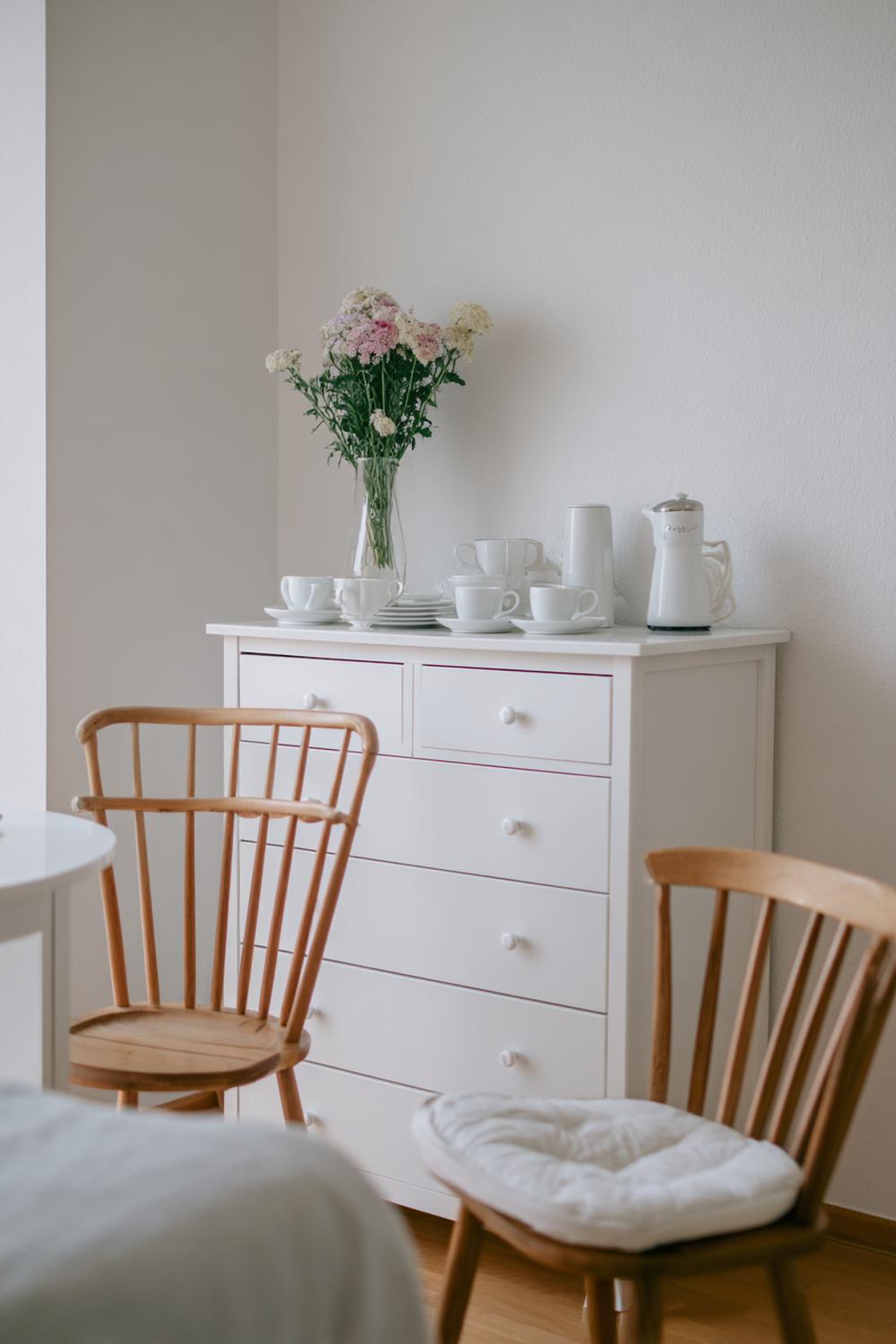 3. Kaffeeecke im skandinavischen Stil mit weißer Kommode und hellem Leinen