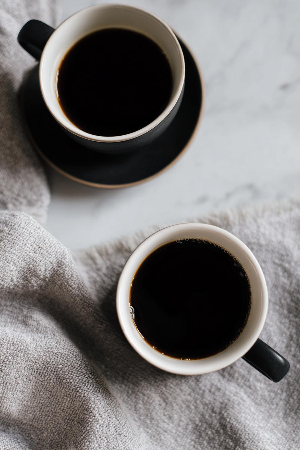 8. Kaffeeecke im minimalistischen Look mit monochromen Tassen und klaren Linien