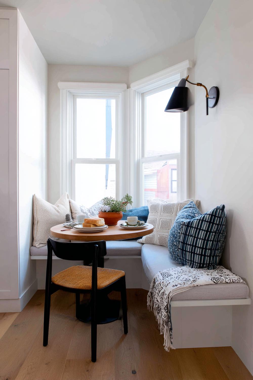 9. Kaffeeecke als Frühstücks-Ecke mit kleiner Bank, Kissen und Wandlampe