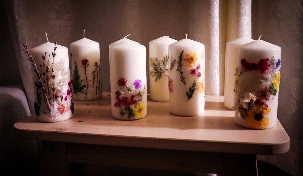 Kerze mit getrockneten Blumen verziert