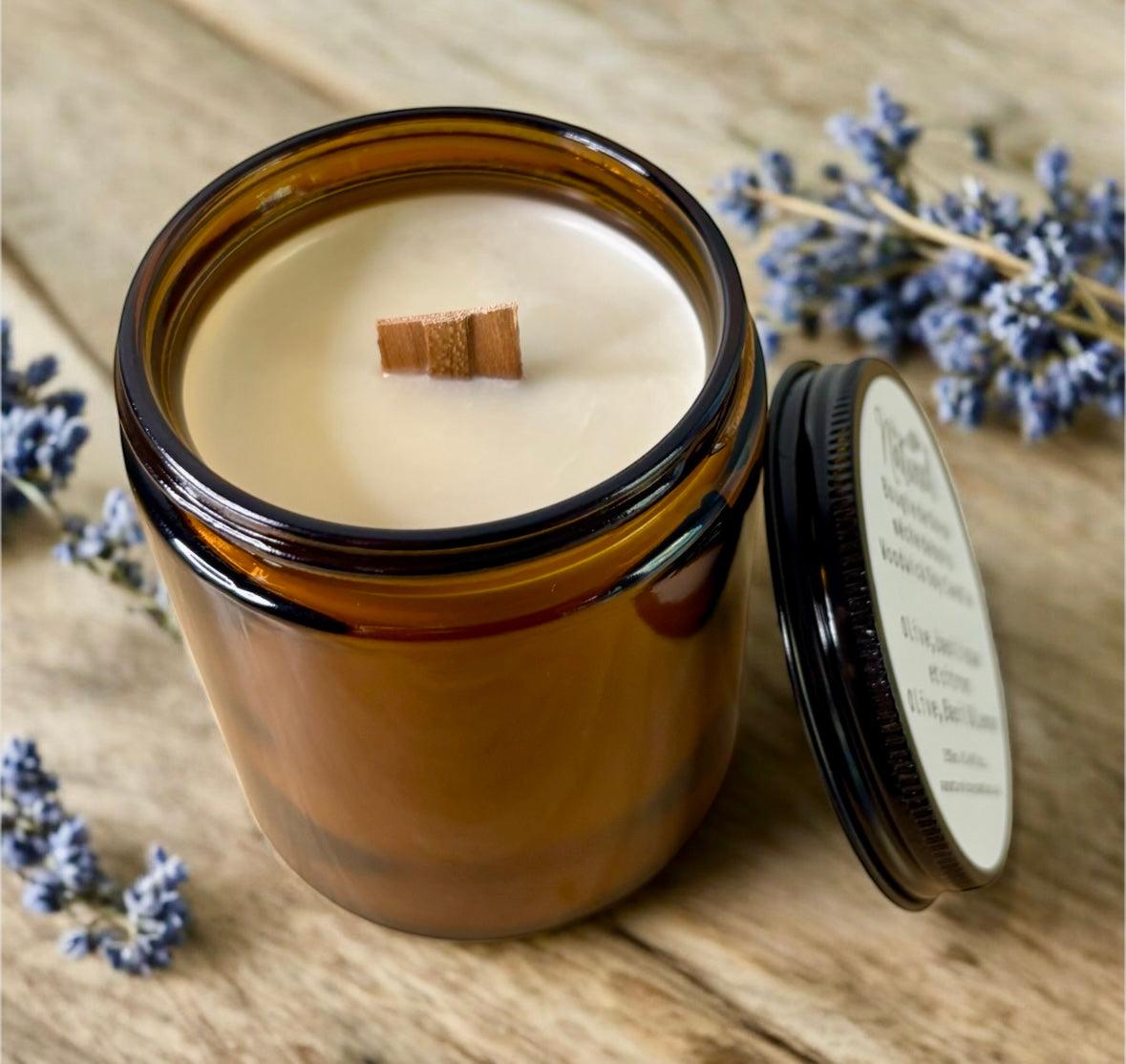 Kerze mit Holzdocht im Glas