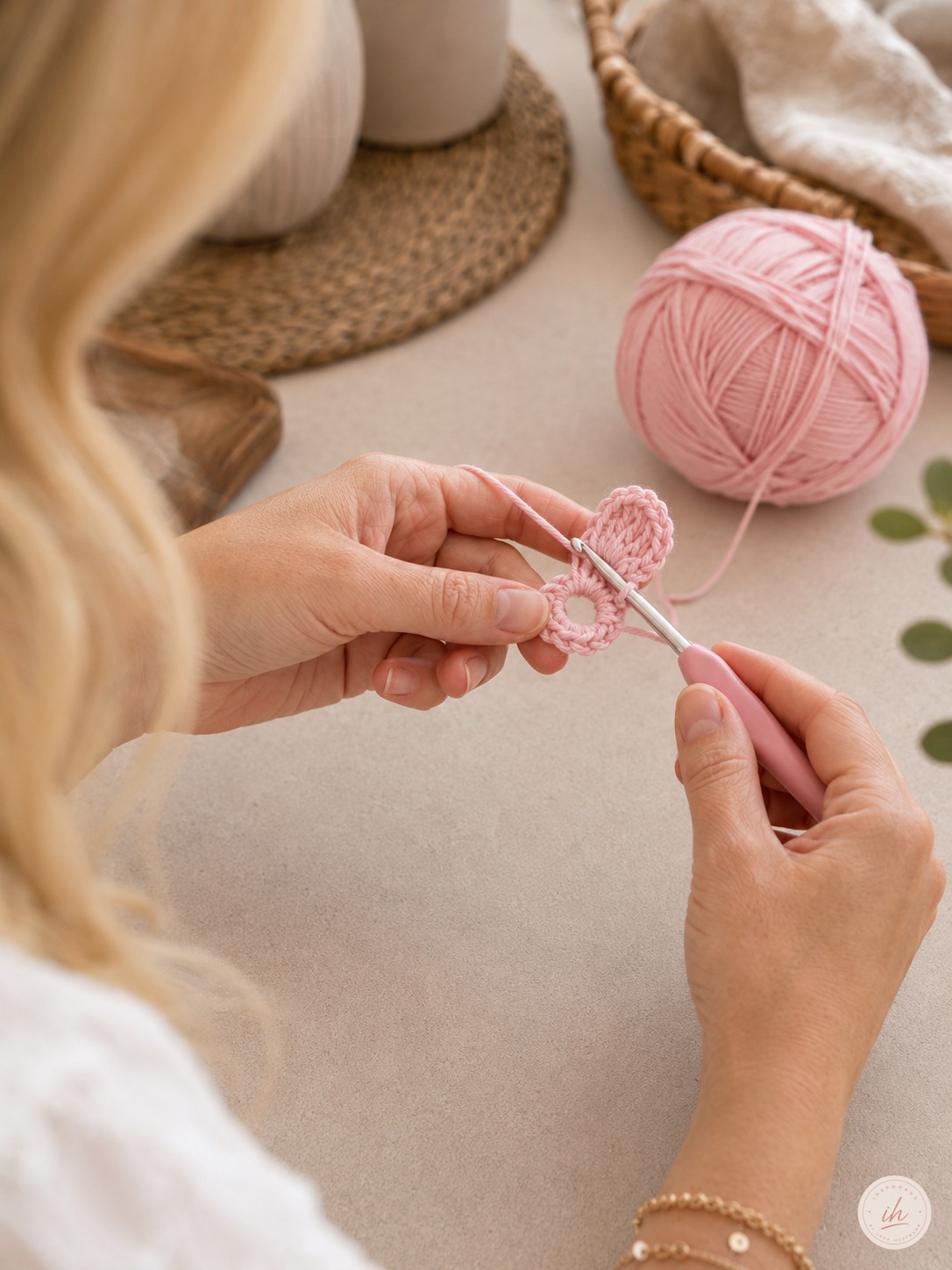 Nahaufnahme der Blütenblätter beim kleine Blume häkeln mit Häkelnadel in der Hand