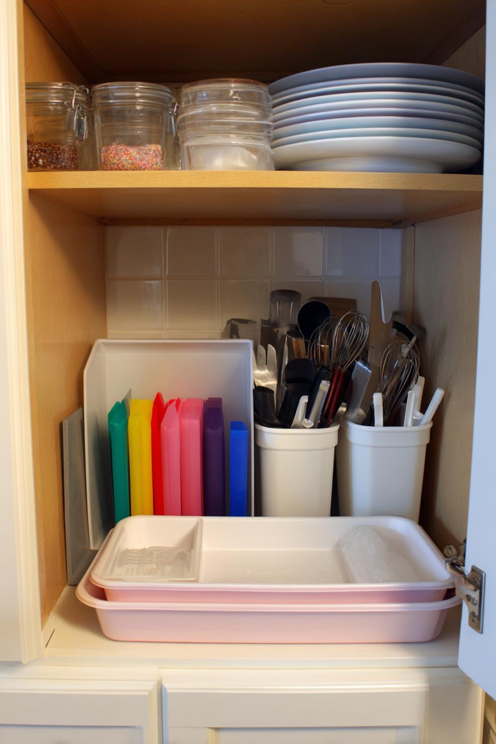 10. Kleine Küche Backblech-Organisation mit vertikalem Trenngitter