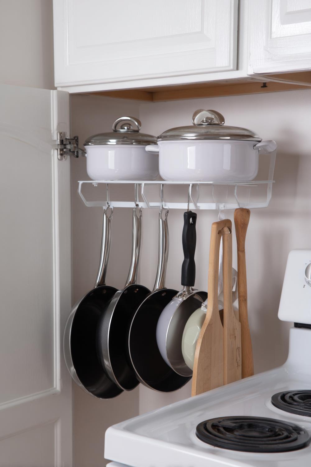 11. Kleine Küche Pfannen-Organisation mit Deckelhalter an der Tür