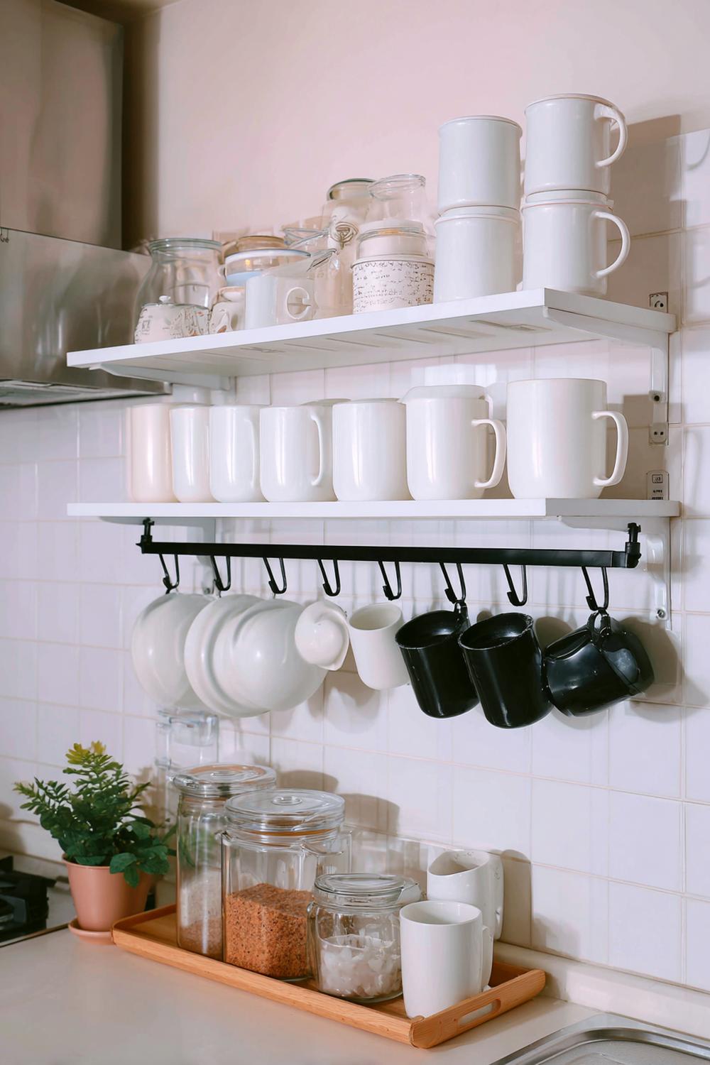 12. Kleine Küche Tassen-Organisation mit Unterregal-Hakenleiste