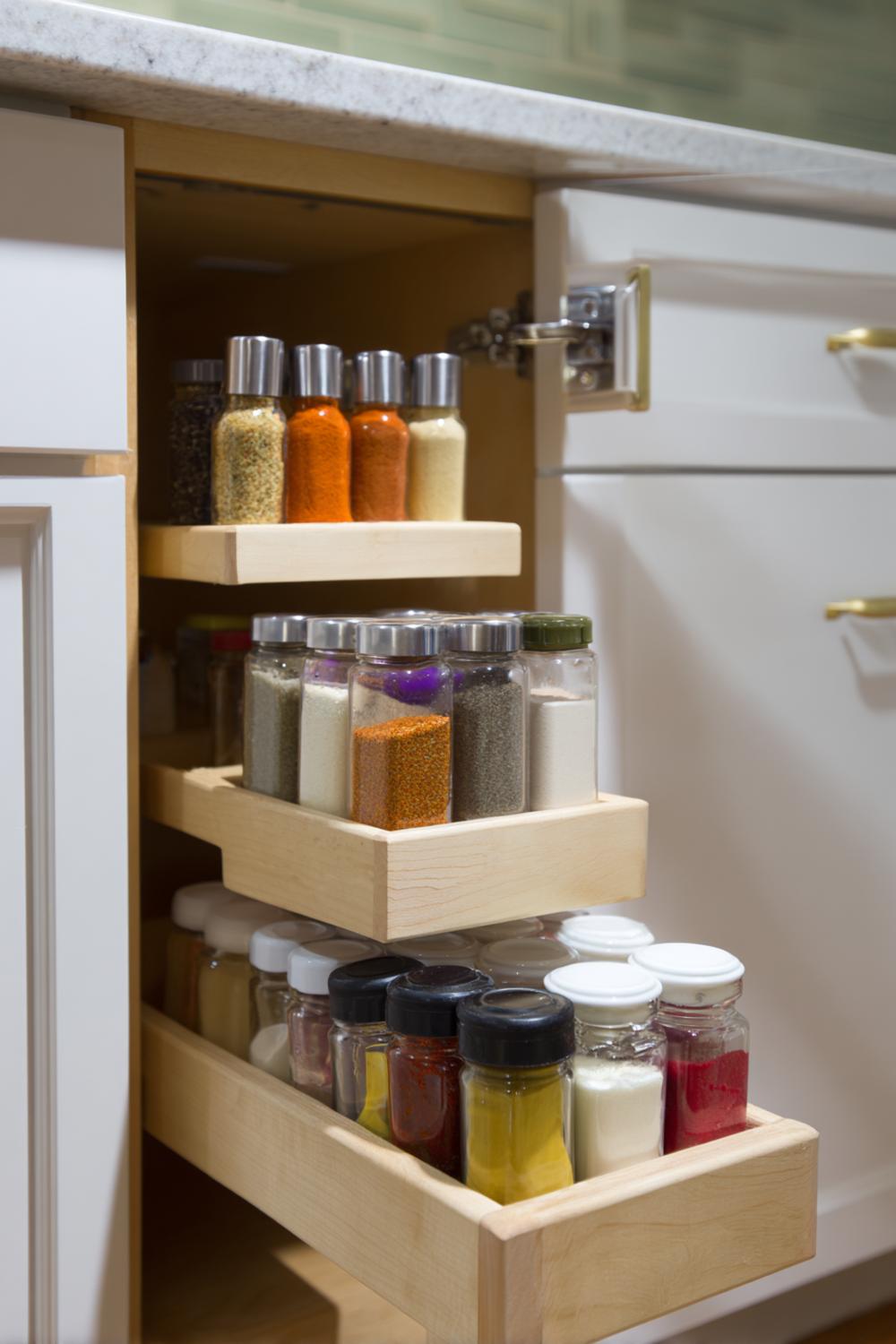 2. Kleine Küche Gewürz-Organisation im Schrank mit Stufenregal