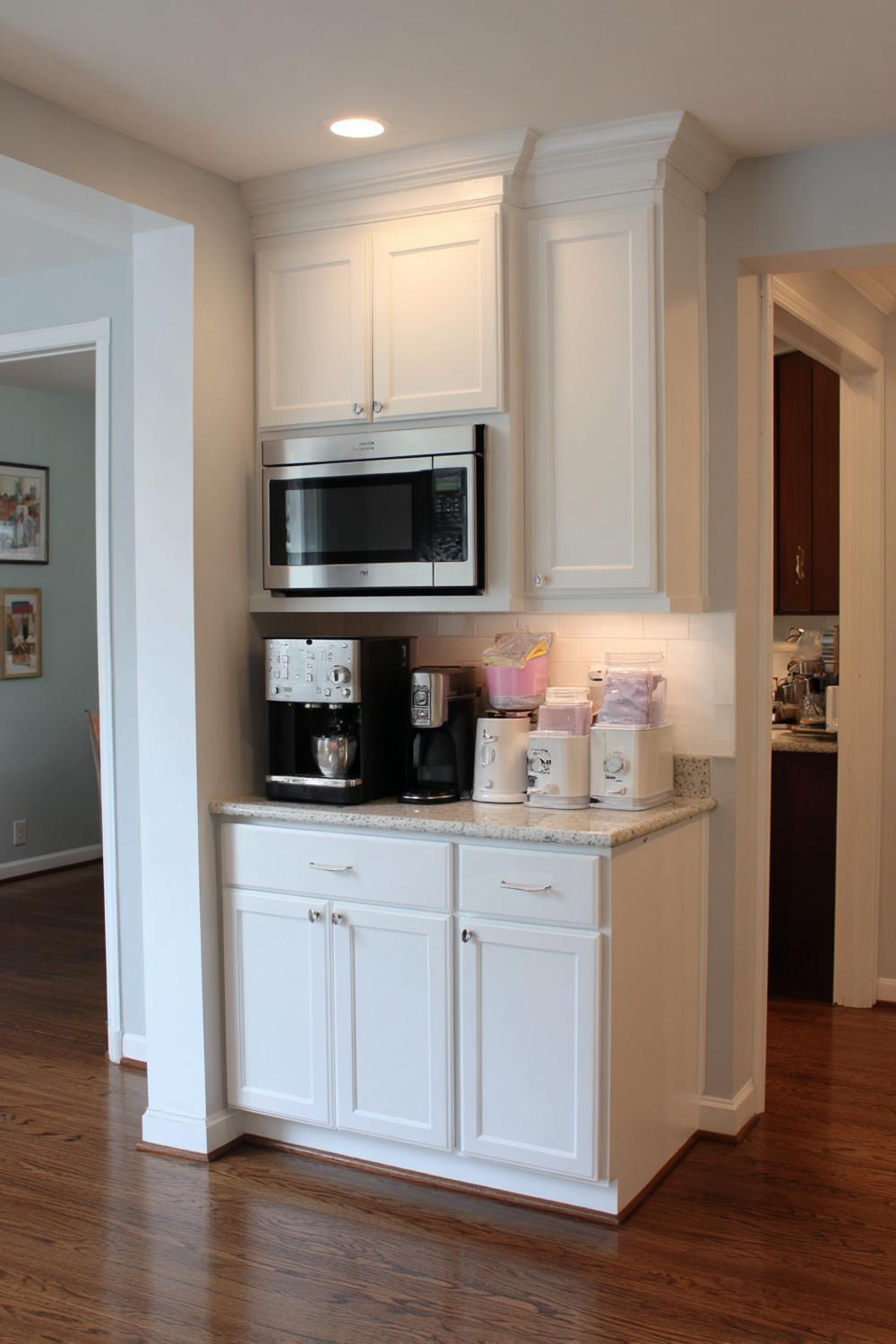 20. Kleine Küche Geräte-Organisation mit Steckdosen-Station