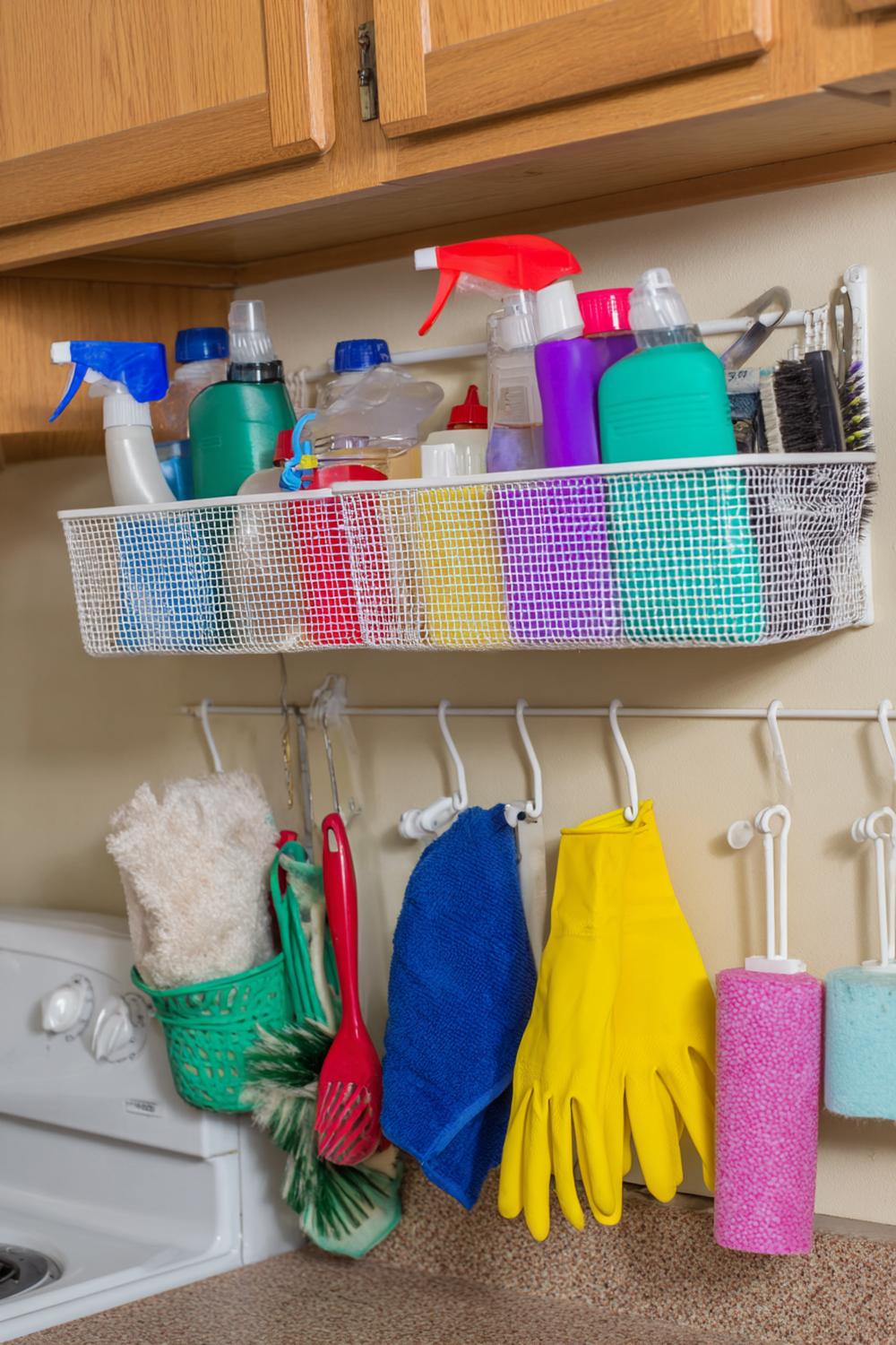 22. Kleine Küche Putzmittel-Organisation mit Hängekorb-System