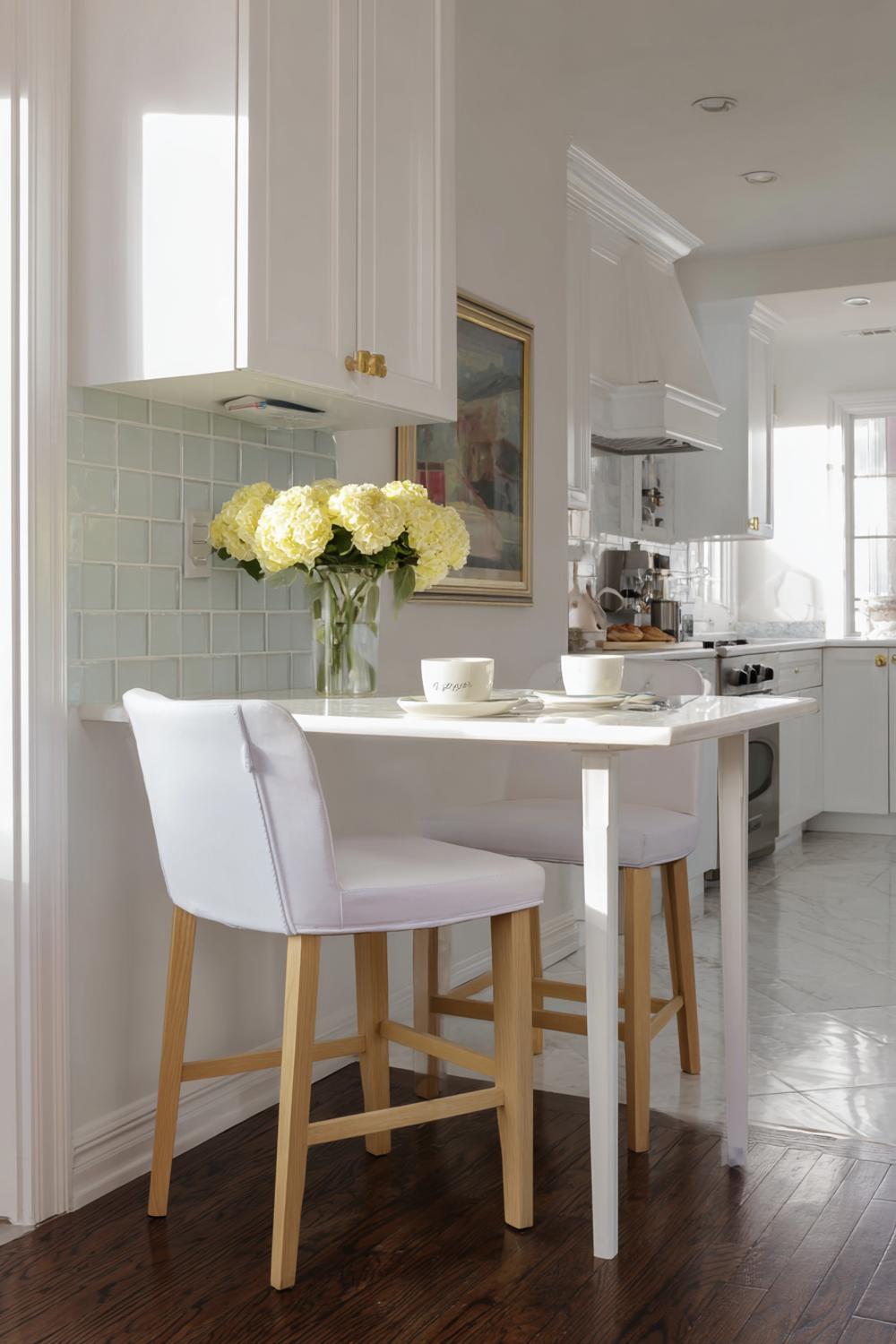 24. Kleine Küche Barhocker-Organisation mit klappbarer Frühstücksecke