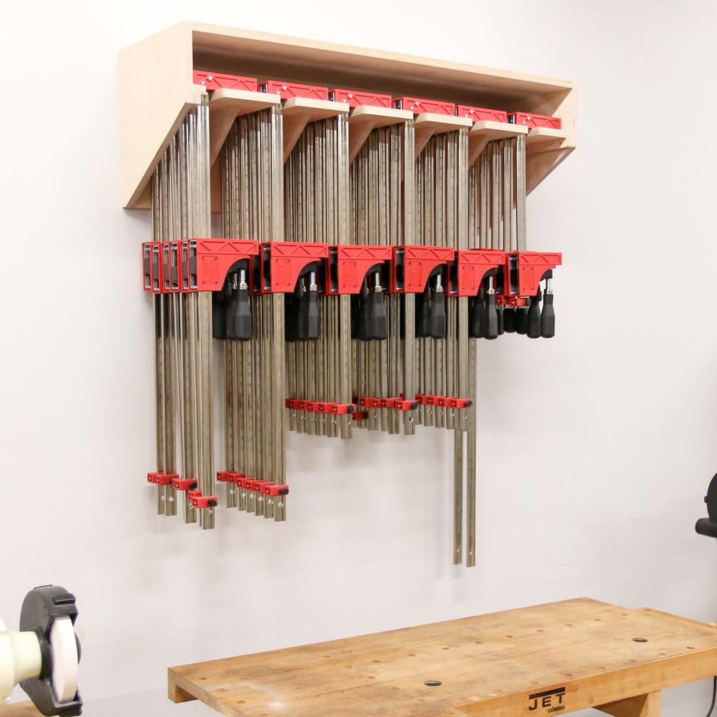 Klemmenhalter über Werkbank