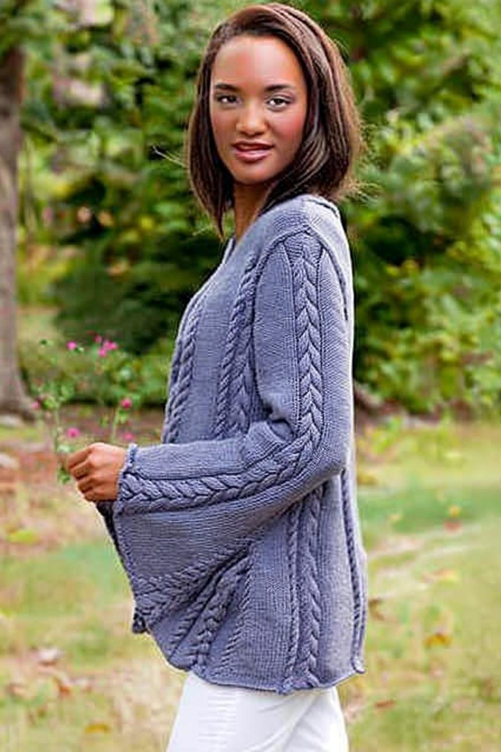 Grauer Cardigan mit Zopfärmeln