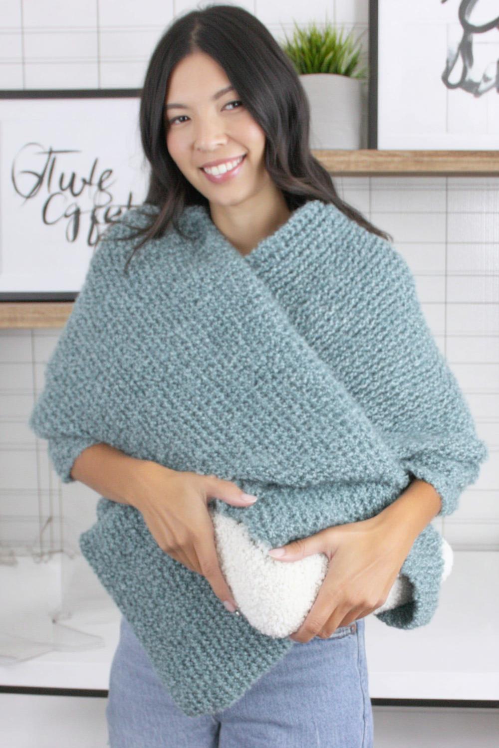 Türkiser Poncho im Perlmuster