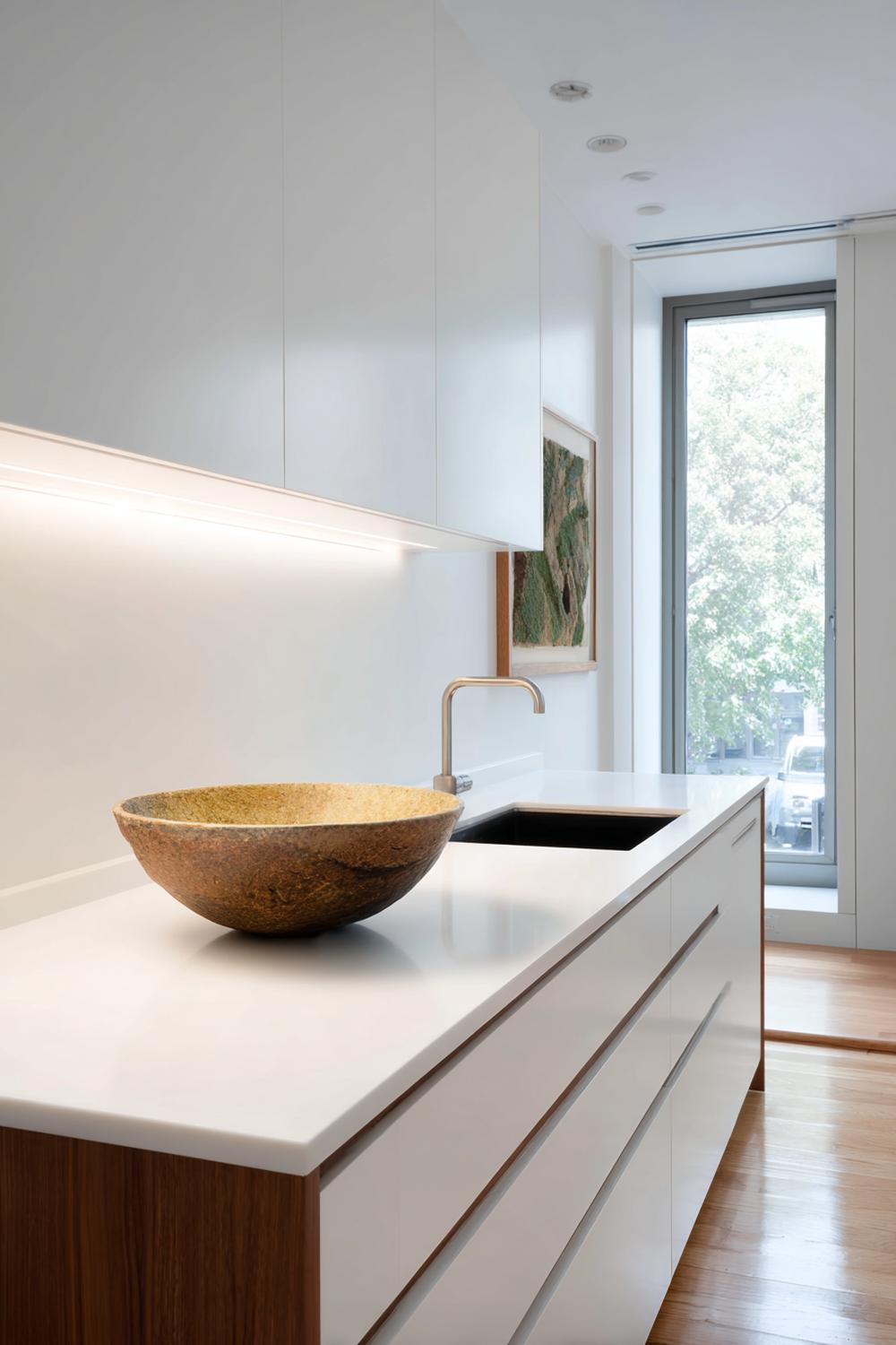 14. Küche Deko Ideen modern: Minimalistische Küche mit einer großen Statement-Schale