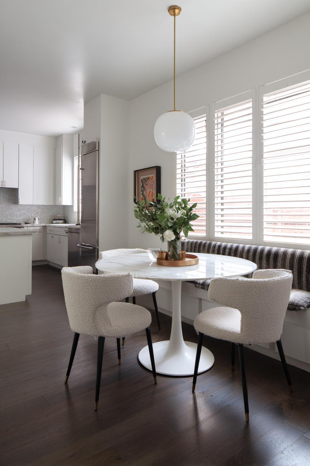 16. Küche Deko Ideen modern: Frühstücksecke mit runder Tischplatte und Bouclé-Stühlen