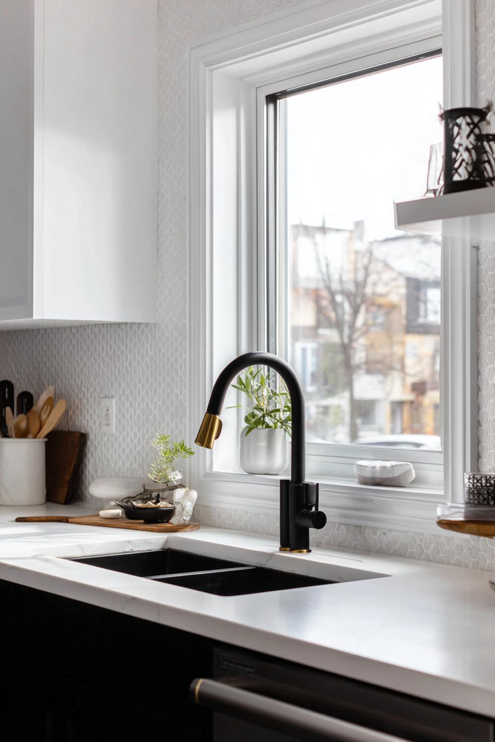 2. Küche Deko Ideen modern: Schwarze Armatur als grafisches Statement am Spülbecken