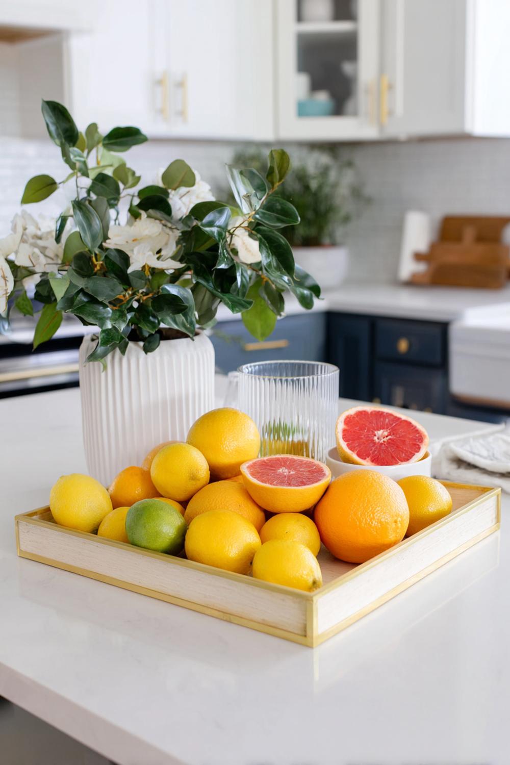 22. Küche Deko Ideen modern: Saisonales Küchen-Deko-Tablett mit Zitrus und Glas