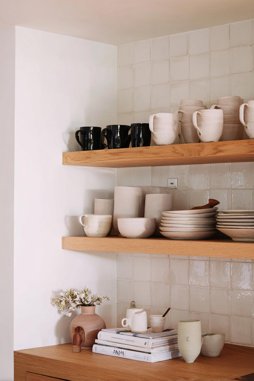 3. Küche Deko Ideen modern: Offenes Regal mit Keramik in Ton-in-Ton