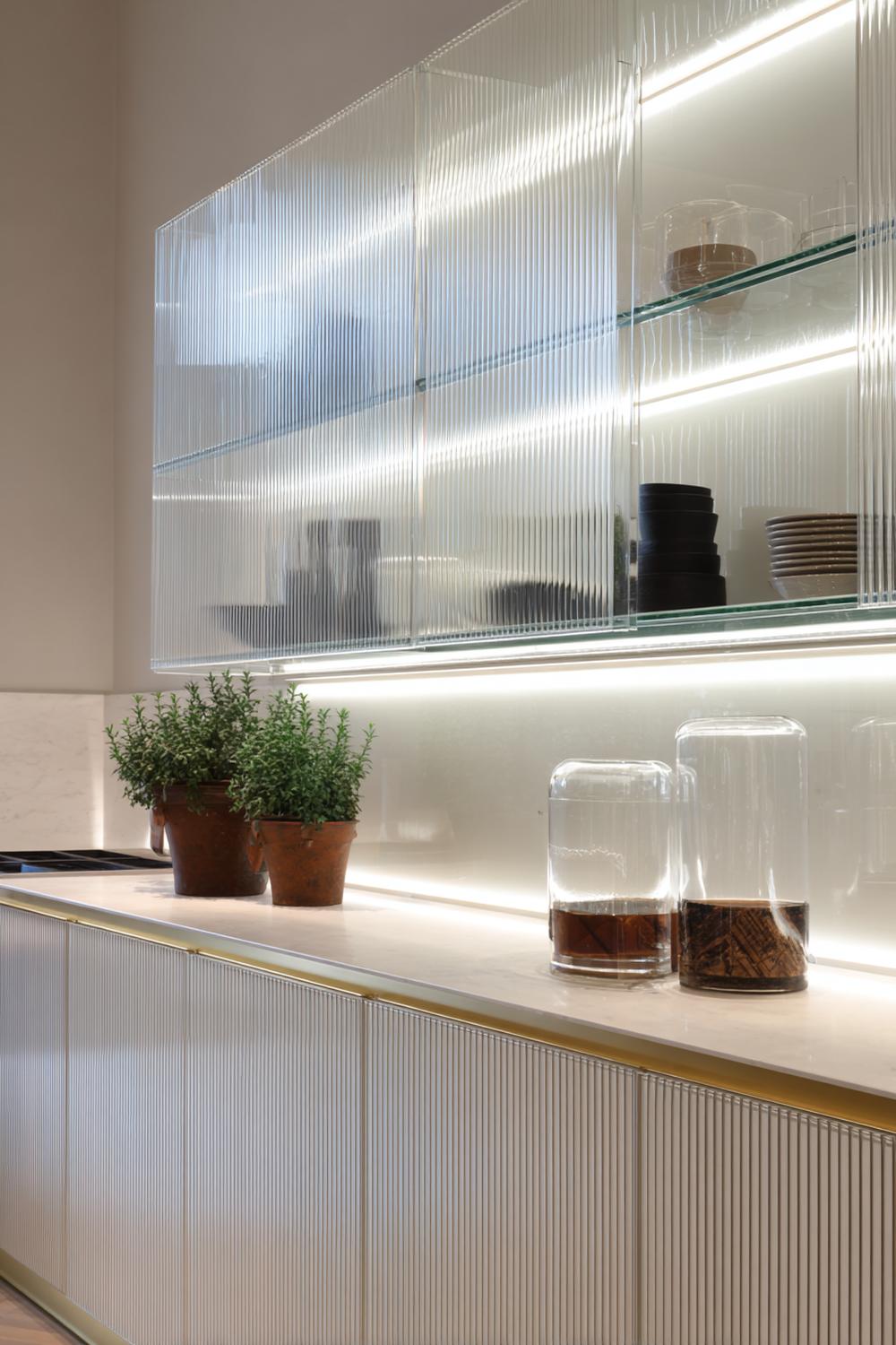 8. Küche Deko Ideen modern: Glasvitrine mit LED-Kantenlicht und geripptem Glas