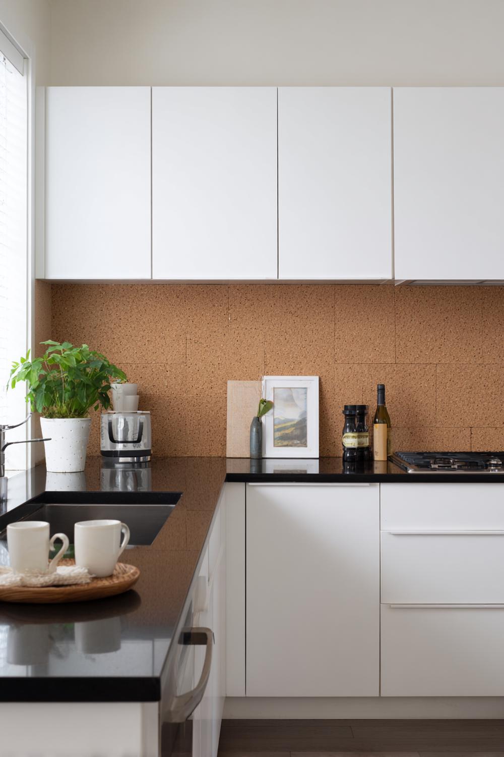 10. Küchenrückwand aus Kork für warme Akustik und Pinnwand-Funktion