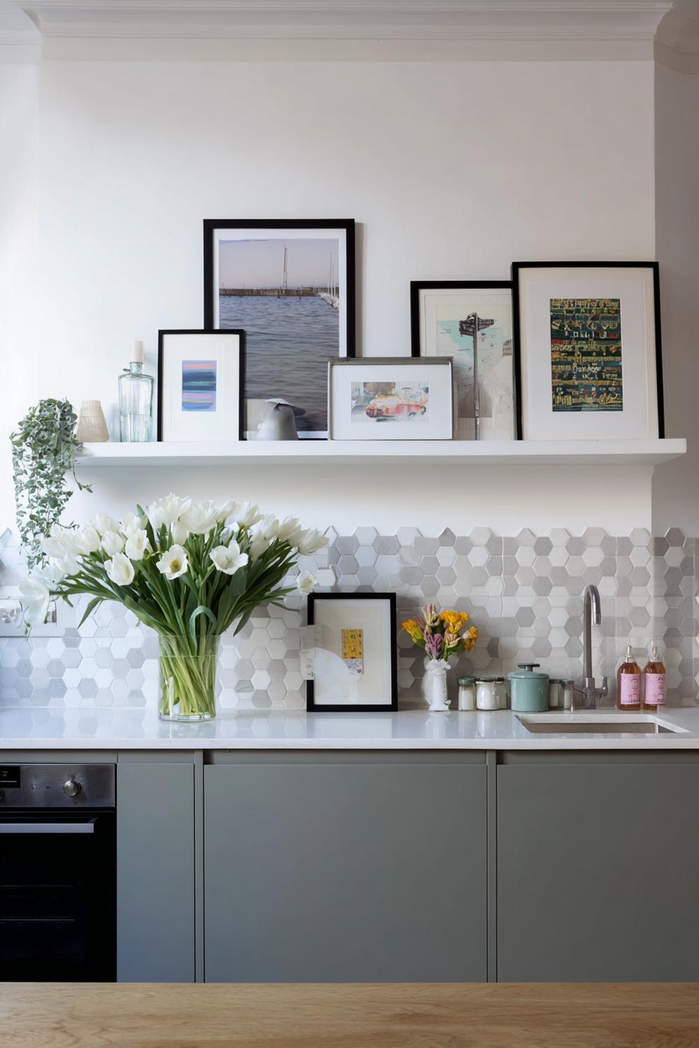 12. Küchenrückwand als Bilderleiste-Galerie mit Rahmen und Prints