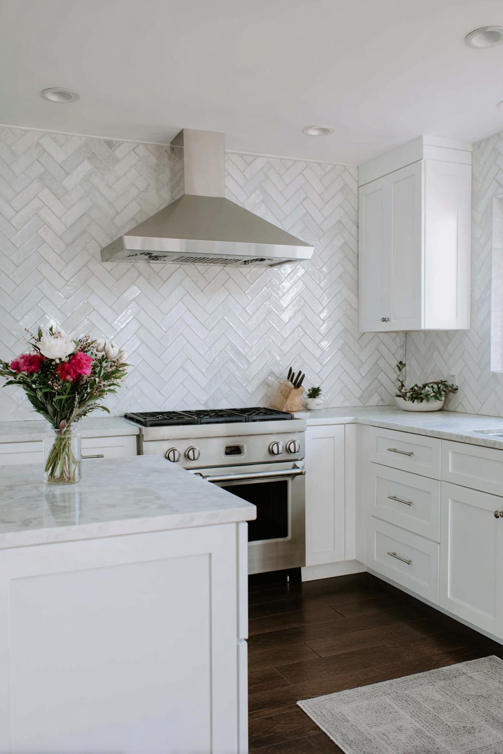13. Küchenrückwand mit Herringbone-Muster aus Peel-and-Stick-Paneelen