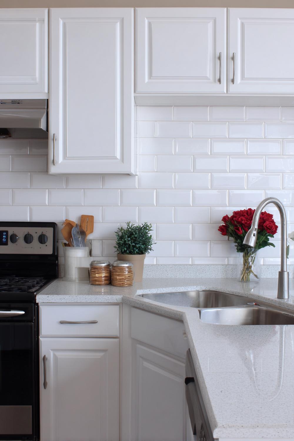 2. Küchenrückwand mit selbstklebender Metrofliesen-Optik in Weiß