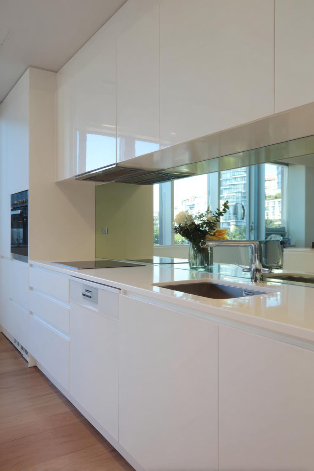 5. Küchenrückwand aus Spiegelacryl für mehr Licht und Tiefe