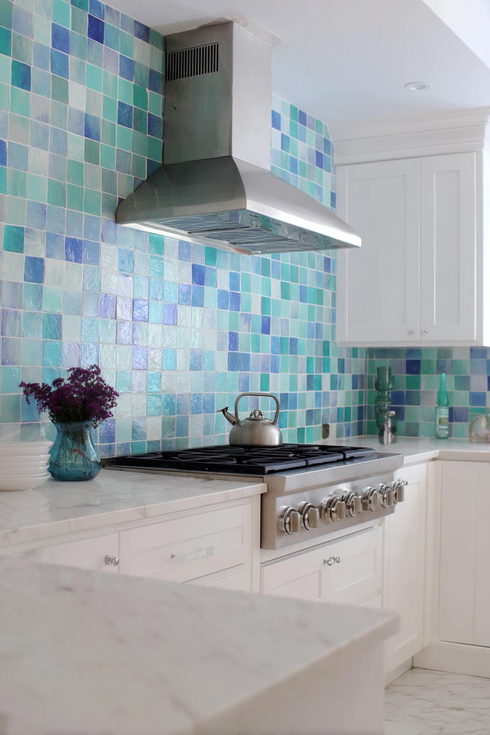6. Küchenrückwand mit Mosaikfliesen in Blau-Grün Verlauf