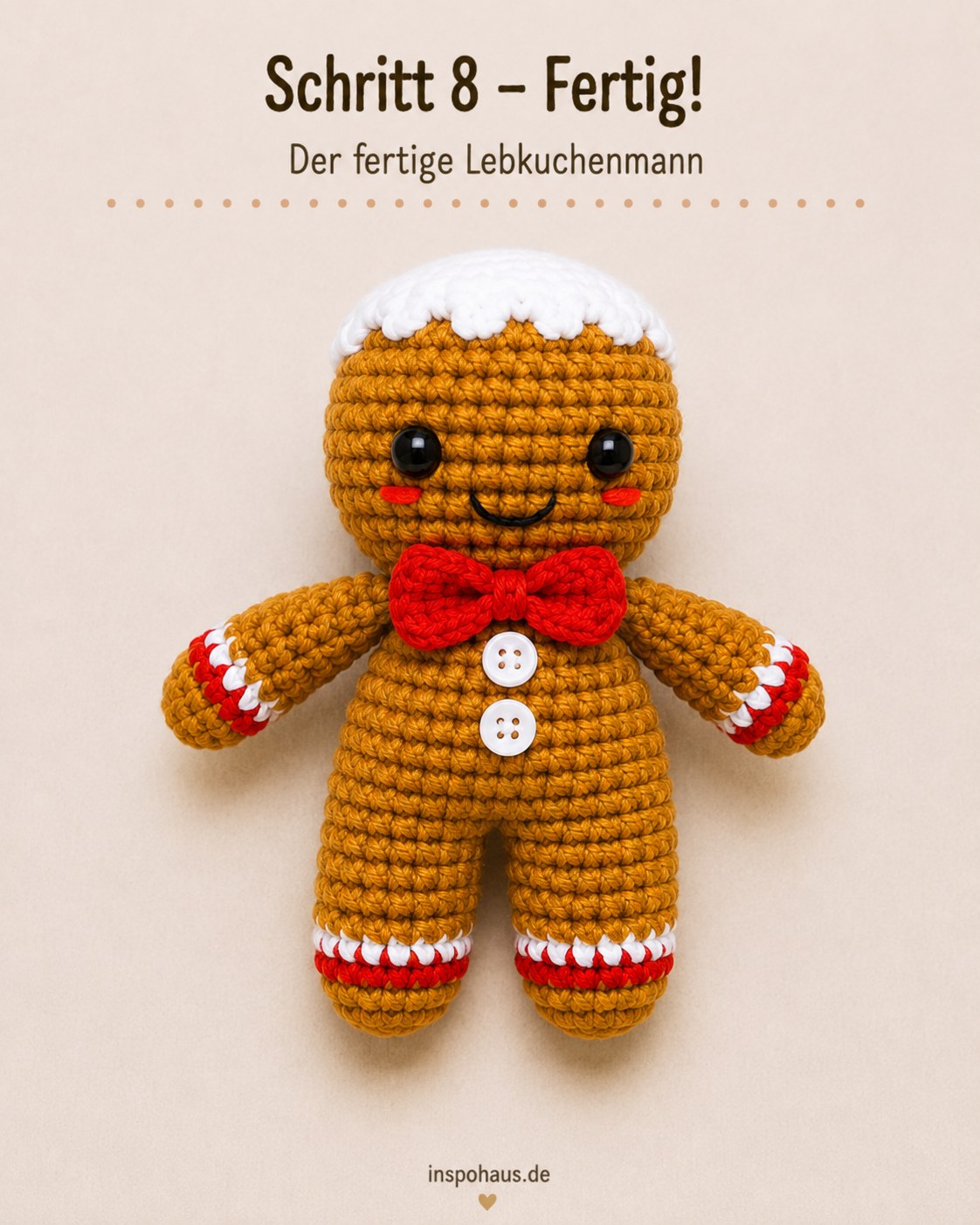 Fertig gehäkelter Lebkuchenmann Amigurumi mit Zuckerguss-Mütze und roter Schleife