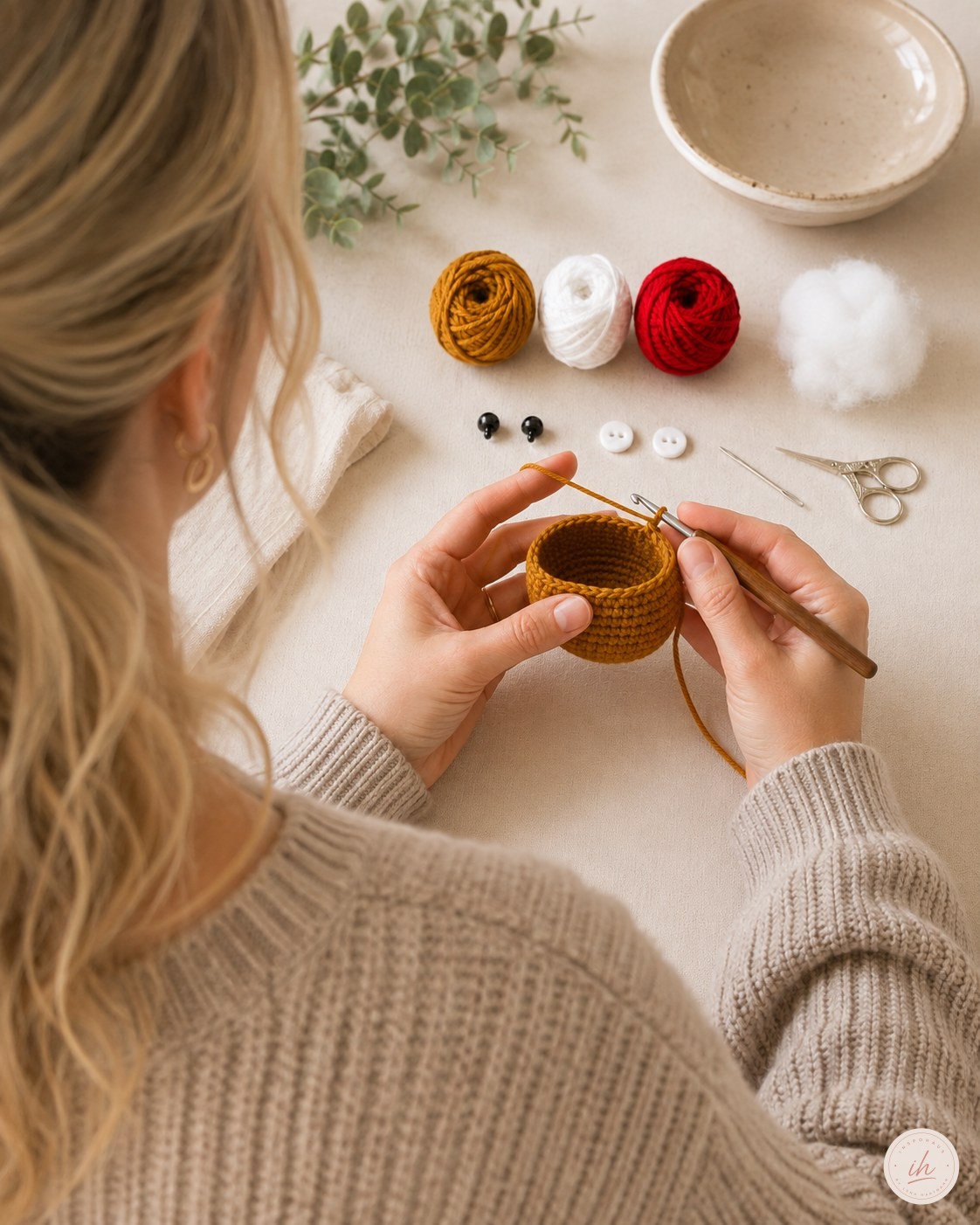 Blick von oben auf das Häkeln des Kopfes beim Lebkuchenmann Amigurumi