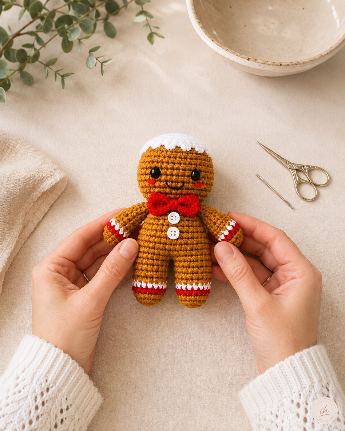 Fertiger Lebkuchenmann Amigurumi wird in beiden Händen betrachtet