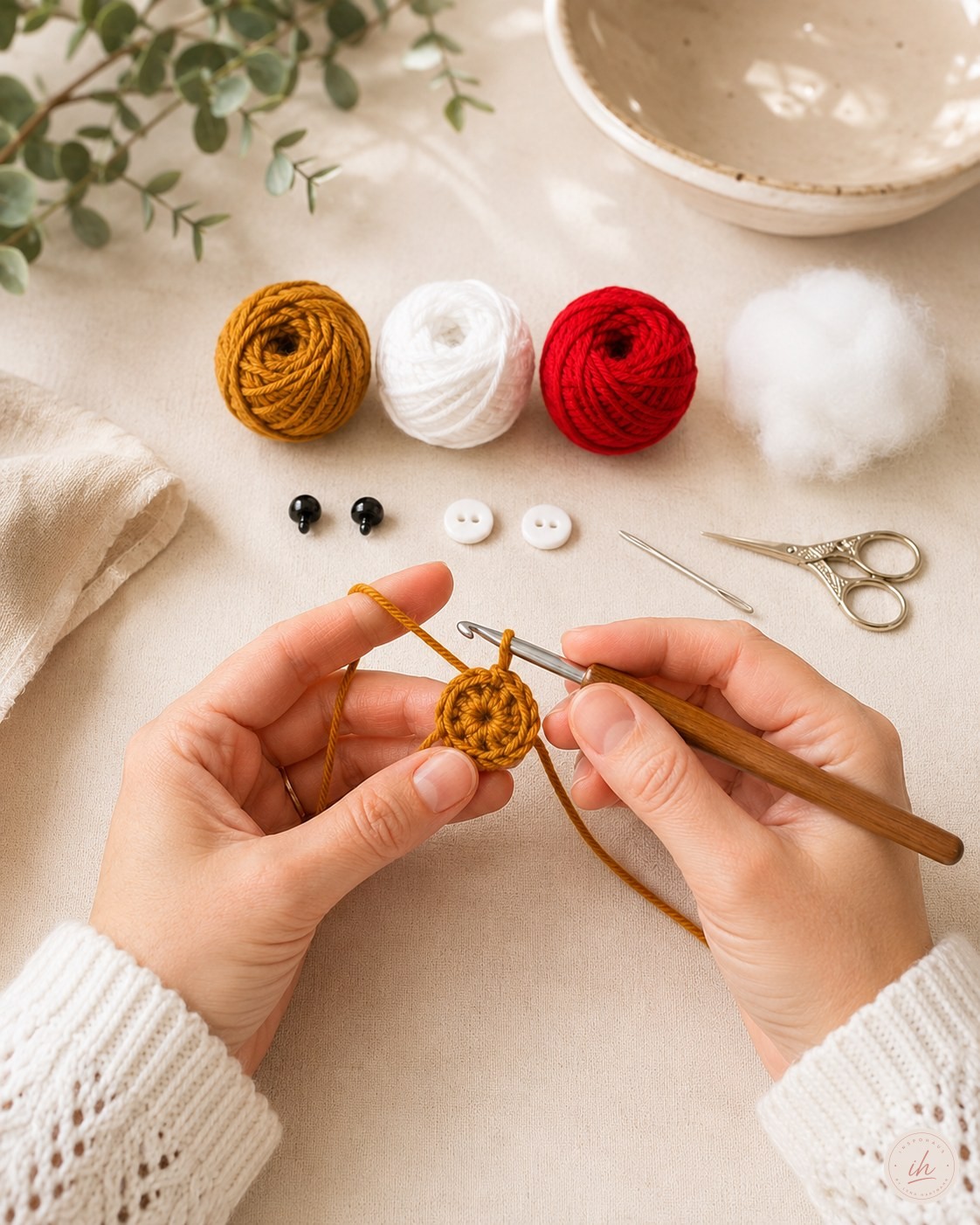 Hände häkeln den magischen Ring für den Lebkuchenmann Amigurumi am Küchentisch
