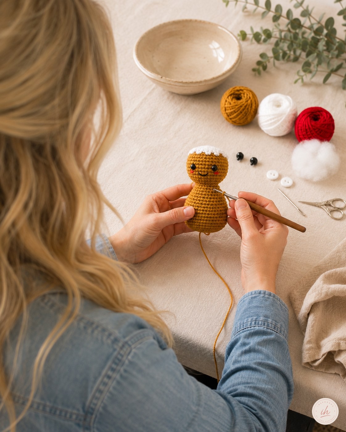 Körper des Lebkuchenmann Amigurumi wächst während des Häkelns am Tisch weiter