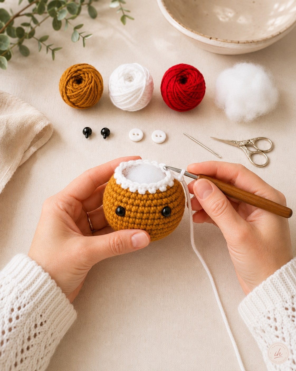 Zuckerguss-Kante wird an den gefüllten Kopf des Lebkuchenmann Amigurumi gehäkelt