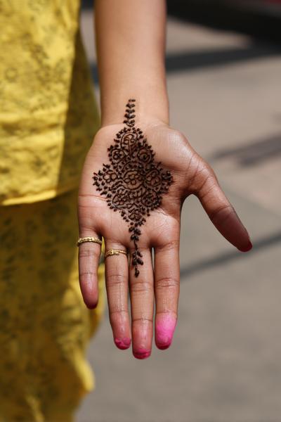 1. Feines Liniennetz am Handrücken mit for mehndi designs front hand simple ideas