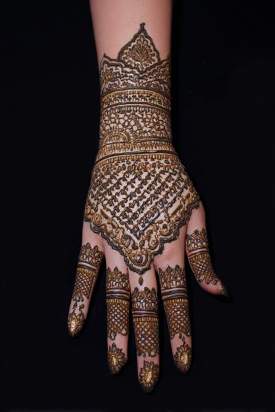 10. Dichtes Mandala bis zu den Fingerspitzen als for mehndi designs front hand full ideas