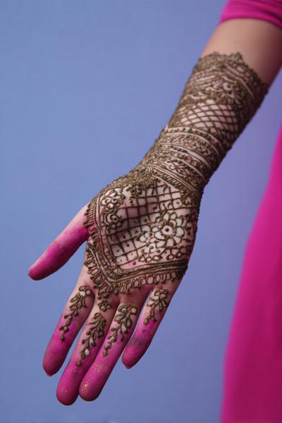 11. Schachbrett- und Blütenmix über die ganze Hand bei for mehndi designs front hand full ideas