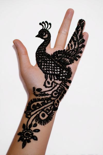 12. Peacock-Motiv mit geschwungenem Schwanz for mehndi designs front hand full ideas