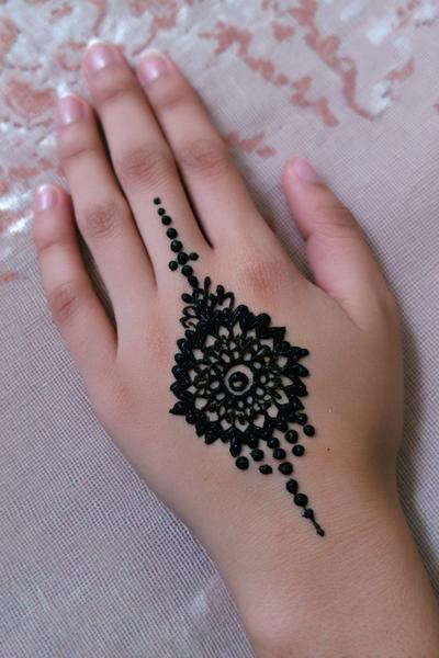 16. Fünf-Minuten-Fingerbänder und Mini-Mandala als for mehndi designs front hand simple easy ideas