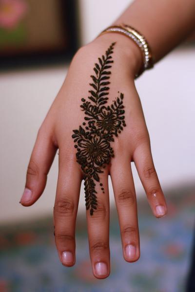 17. Saubere Halbblüte am Daumenballen für for mehndi designs front hand simple easy ideas