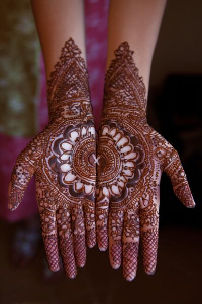19. Braut-Mandala mit Initialfenster for mehndi designs front hand bridal ideas