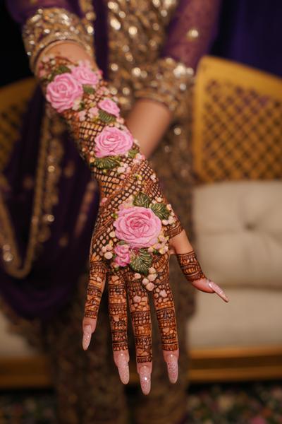 20. Brautliches Jali-Netz mit Rosenakzenten als for mehndi designs front hand bridal ideas