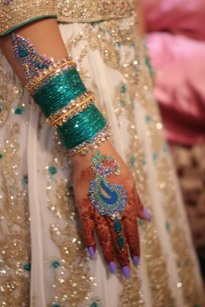 21. Braut-Peacock-Paisley mit Armreif-Effekt for mehndi designs front hand bridal ideas