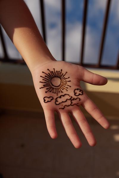 22. Kindgerechte Sonne und Wolken als for mehndi designs front hand for kids ideas